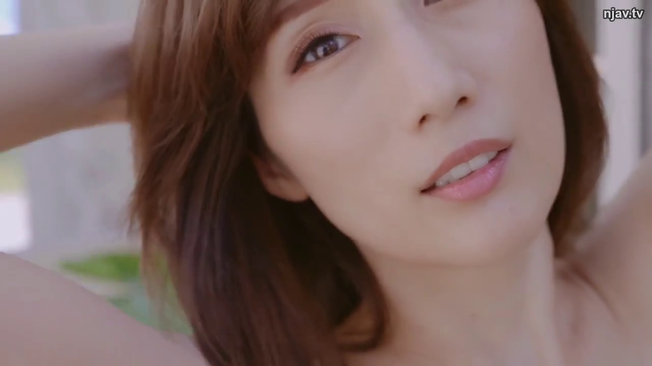 室内 · 脸部特写 · 裸体 · 凝视 · 温柔 · 抬手 · 美女