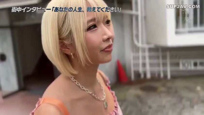 脸部特写 · 站立 · 自然 · 项链 · 短发 · 户外街道 · 粉色吊带 · 街头采访