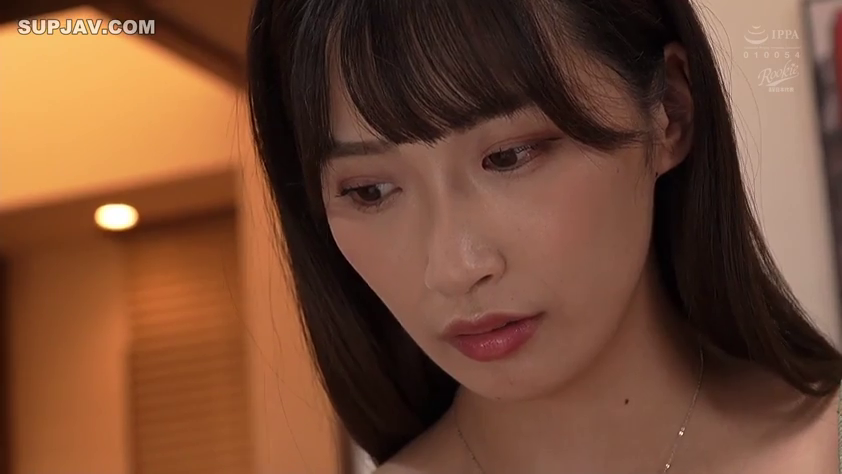 室内 · 面部 · 忧郁 · 项链 · 静止 · 露肩装