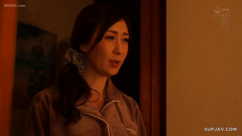 室内 · 面部 · 站立 · 侧脸 · 睡衣 · 观望 · 疑惑 · 发圈