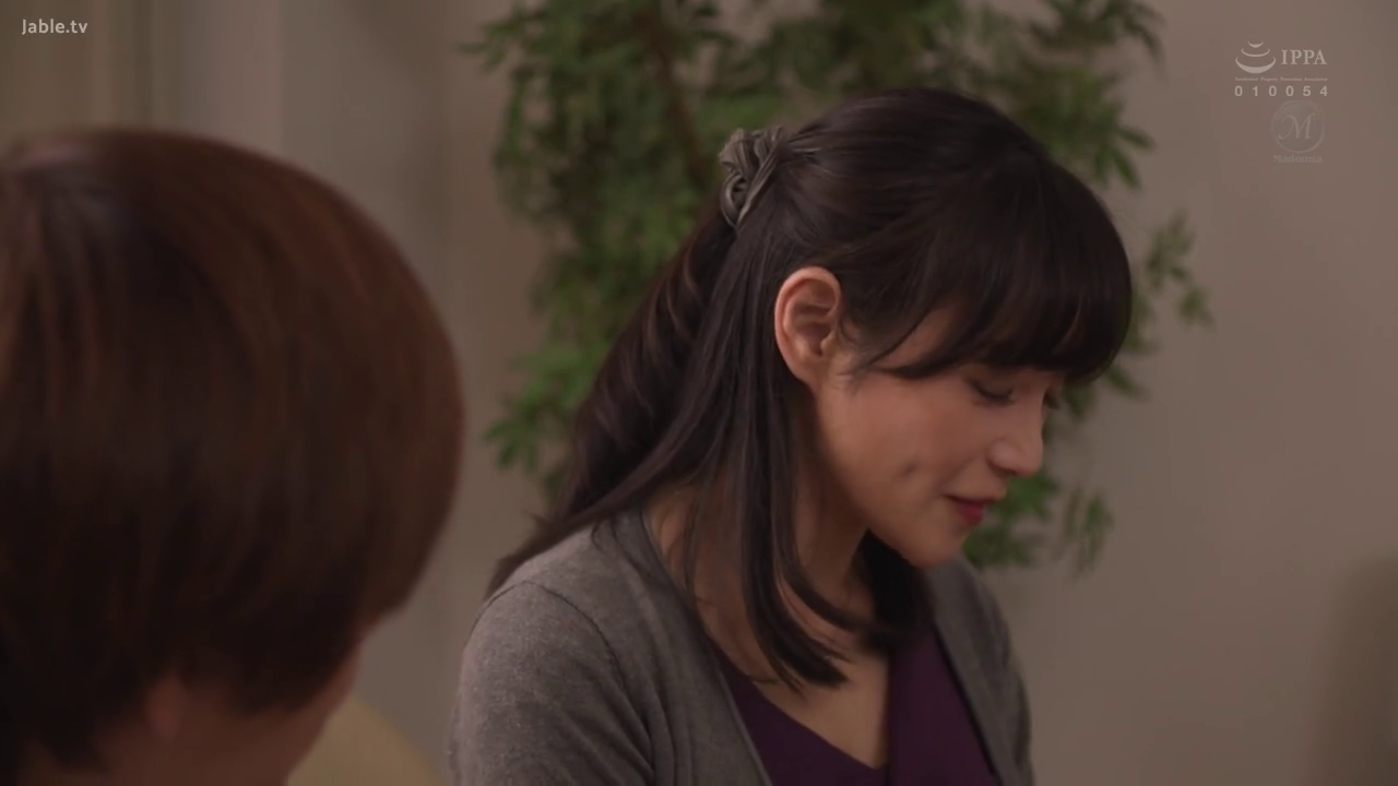 室内 · 坐姿 · 交谈 · 微笑 · 绿植 · 侧脸特写 · 侧颜 · 灰色开衫