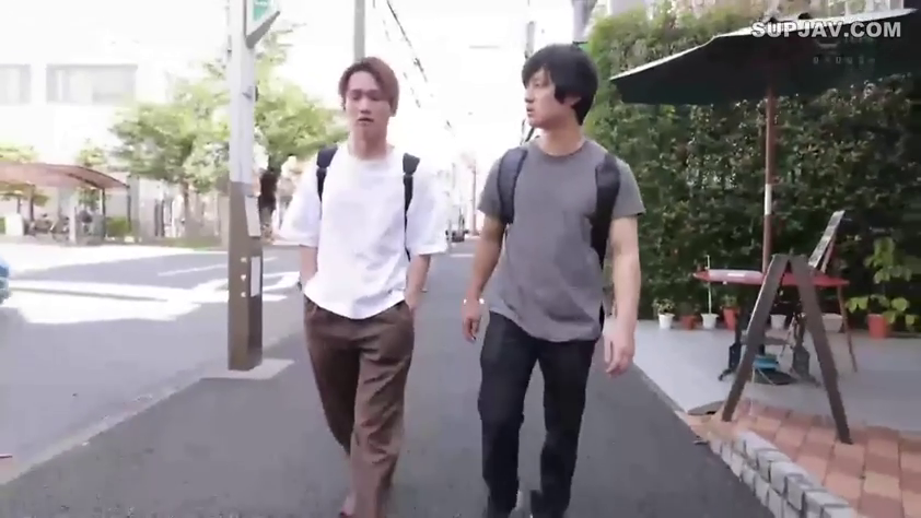 散歩 · 全身 · 说话 · 屋外 · 行走 · 长裤 · 背包 · 两个男性