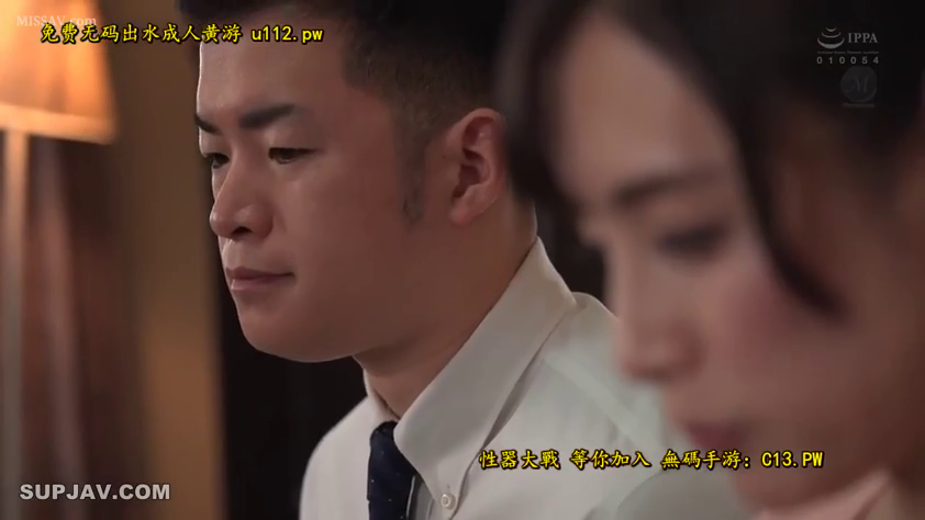 室内 · 坐姿 · 严肃表情 · 剧情对话 · 白色衬衫 · 领带 · 侧脸特写 · 对视