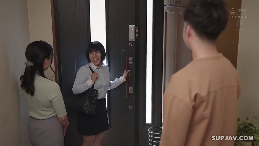 站立 · 职业装 · 手提包 · 多人 · 笑容 · 玄关 · 回家