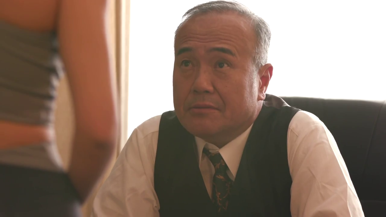 Sitting Posture · Serious · Face · 办公室 · Office chair · Gaze · Suit · 大叔