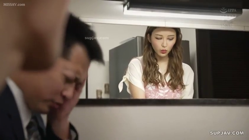 キッチン · 站立 · 中景 · 平静 · 冰箱 · 頭を下げて見つめる · 白色上衣配粉色碎花围裙 · 人妻题材