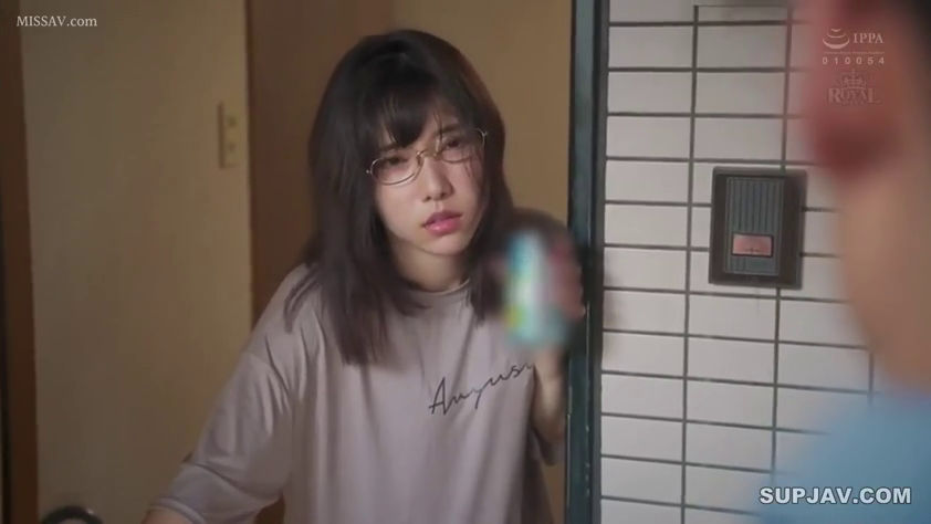 面部 · 居家 · Gaze · At the door · 门铃 · lazy · 宽松T恤 · 靠门站立