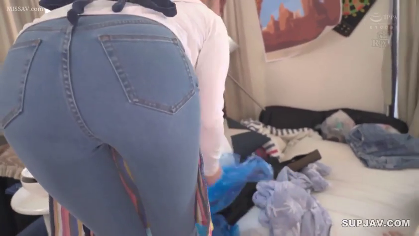 卧室 · 弯腰 · 衣物 · 臀部特写 · 白色长裤 · 背影 · 整理物品