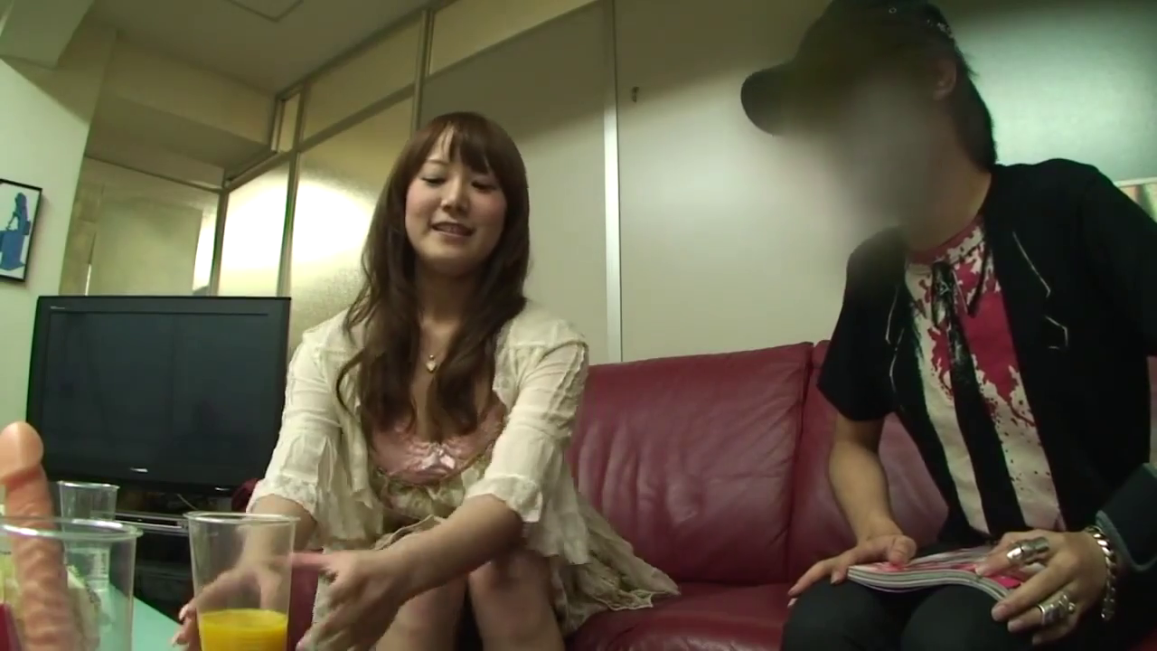 坐姿 · 拿饮料 · 中景 · 微笑 · 客厅 · 米色裙子 · 果汁 · 访谈