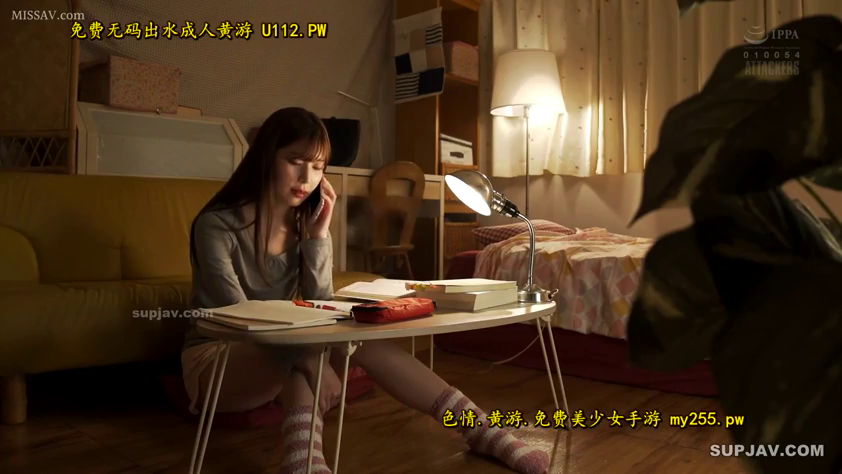 座り姿勢 · 憂鬱 · 寝室 · 全景 · デスクライト · 書籍 · 部屋着 · 打电话