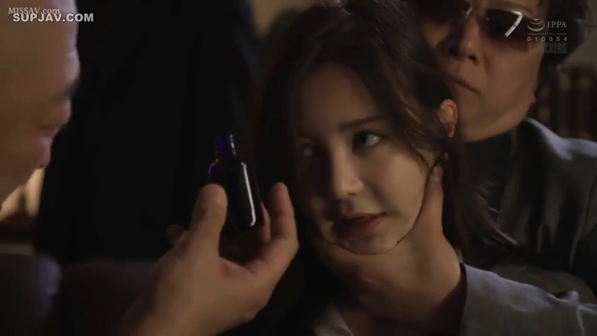 室内 · 坐姿 · 剧情 · 惊恐 · 西装 · 头部特写 · 被威胁 · 深色小药瓶