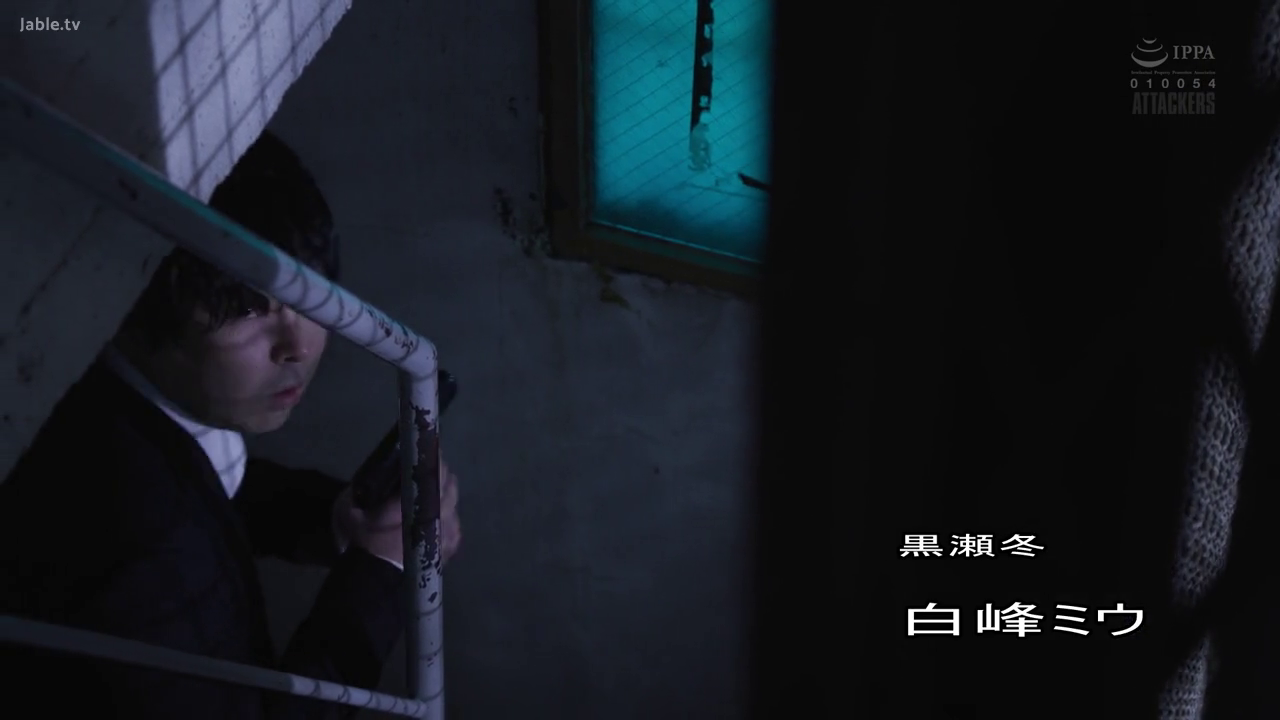 中景 · 楼梯间 · スーツ · 男性 · 緊張 · 持枪 · 拳銃 · 躲藏