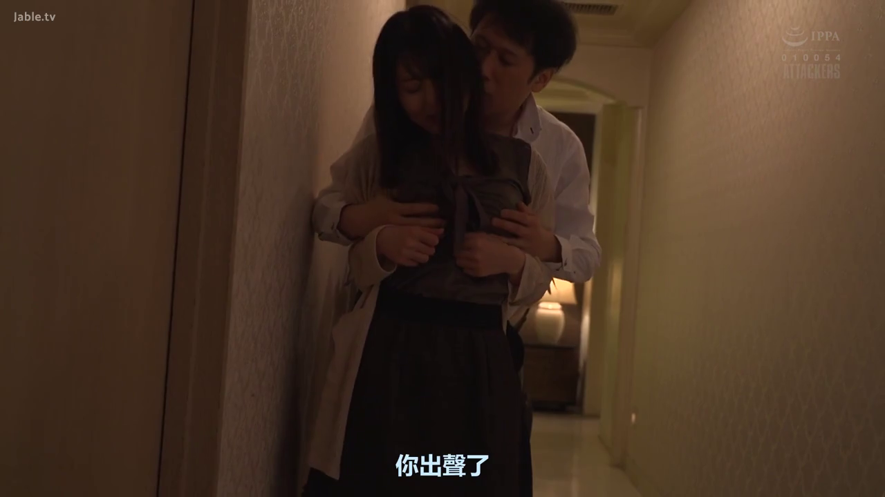 上半身 · 猥亵 · 棕色连衣裙 · 抗拒 · 强迫 · 室内走廊 · 背后立姿