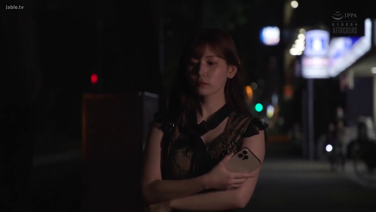 憂鬱 · 站立 · 屋外 · スマホを見る · 携帯電話 · 上半身 · 夜景 · 黑色蕾丝裙