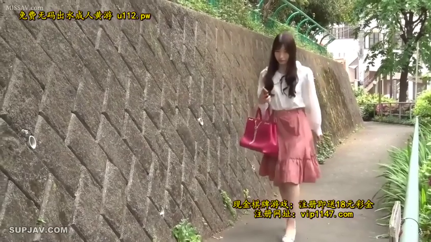 全景 · 自然 · 长裙 · 行走 · 走路 · 街头抓拍 · 红色手提包 · 户外小径