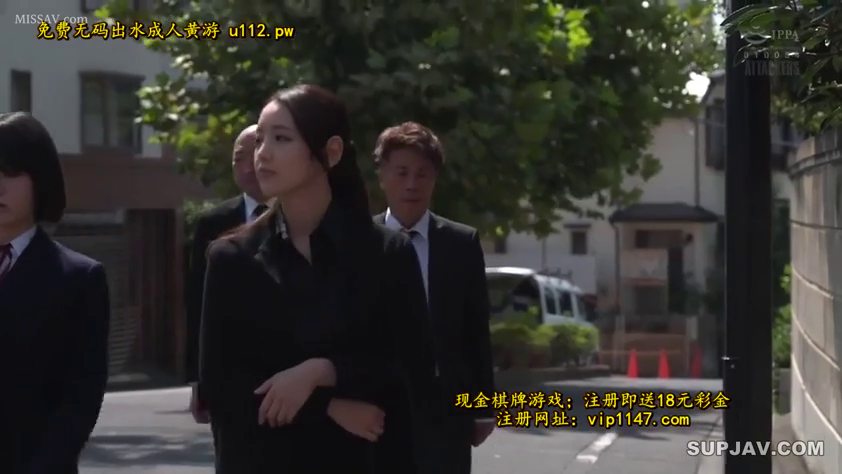 Serious · Medium shot · black suit · 多人 · 行走 · Outdoor street · 站立行走