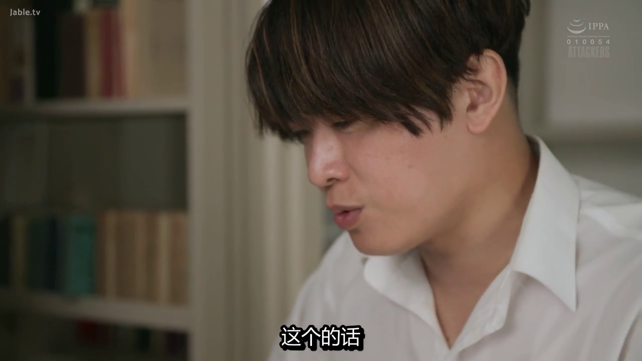 室内 · 坐姿 · 交谈 · 严肃 · 脸部 · 衬衫 · 书架 · 男性