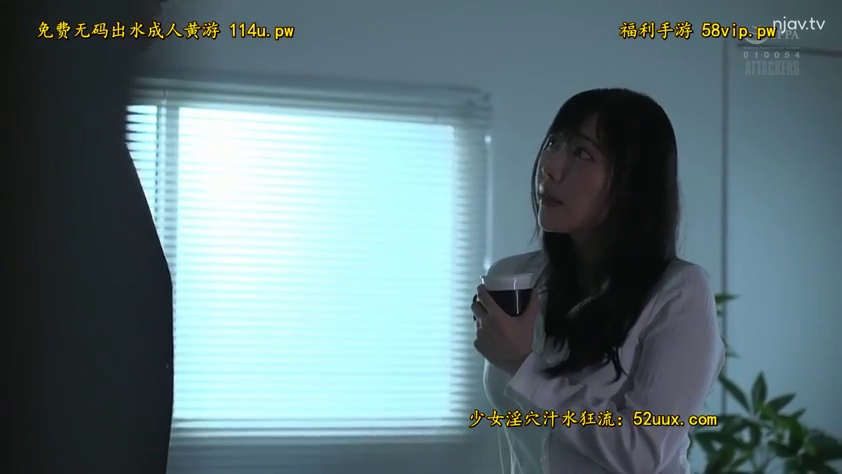 室内 · 站立 · 中景 · 白衬衫 · 凝视 · 咖啡杯 · 剪影 · 担忧