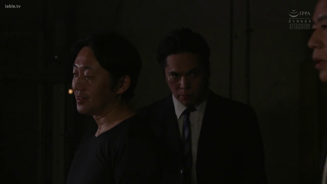 室内 · 严肃 · 站姿 · 注视 · 西装 · 男性