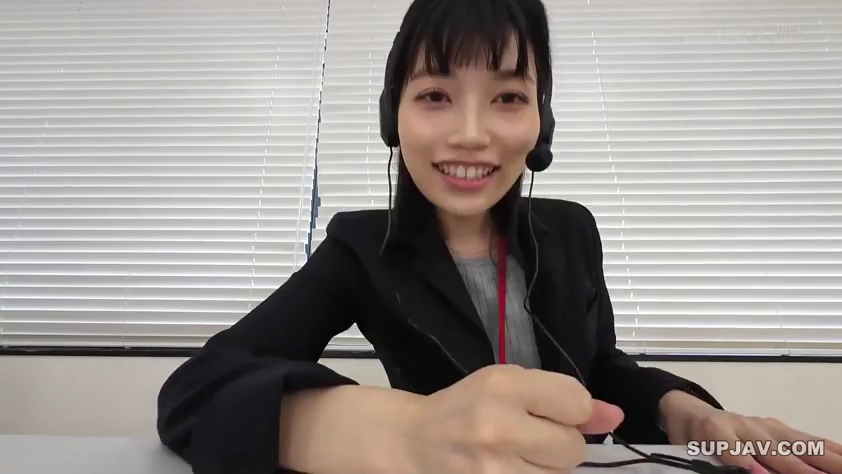 坐姿 · 面部 · 办公室 · 微笑 · 面对镜头 · 职业装 · POV视角 · 耳机