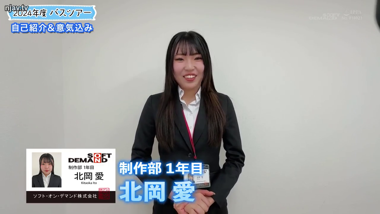 室内 · 站立 · 微笑 · 半身 · 职业 · 正装 · 工牌 · 介绍