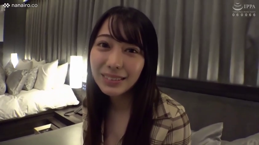 坐姿 · 脸部特写 · 卧室 · 床铺 · 微笑 · 注视 · 格纹衬衫 · 女友视角