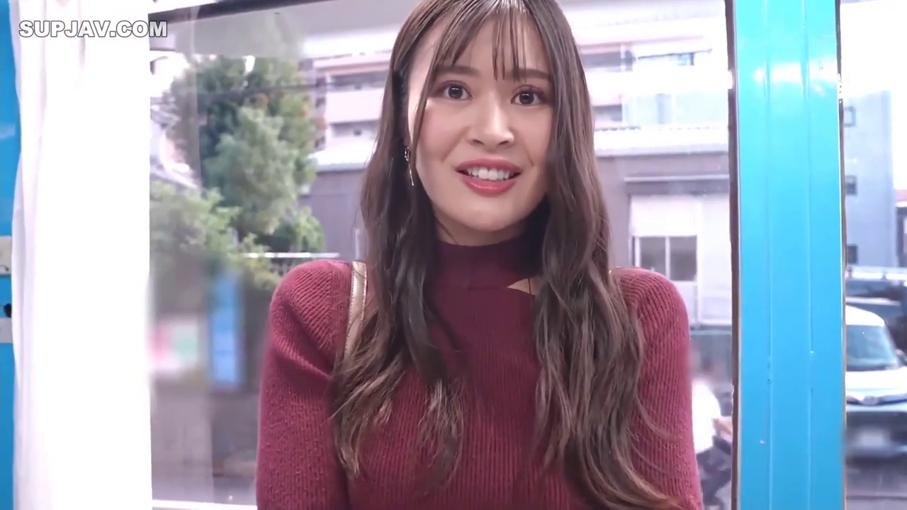 站姿 · 微笑 · 半身 · 挎包 · 户外 · 注视镜头 · 红色毛衣 · 生活化