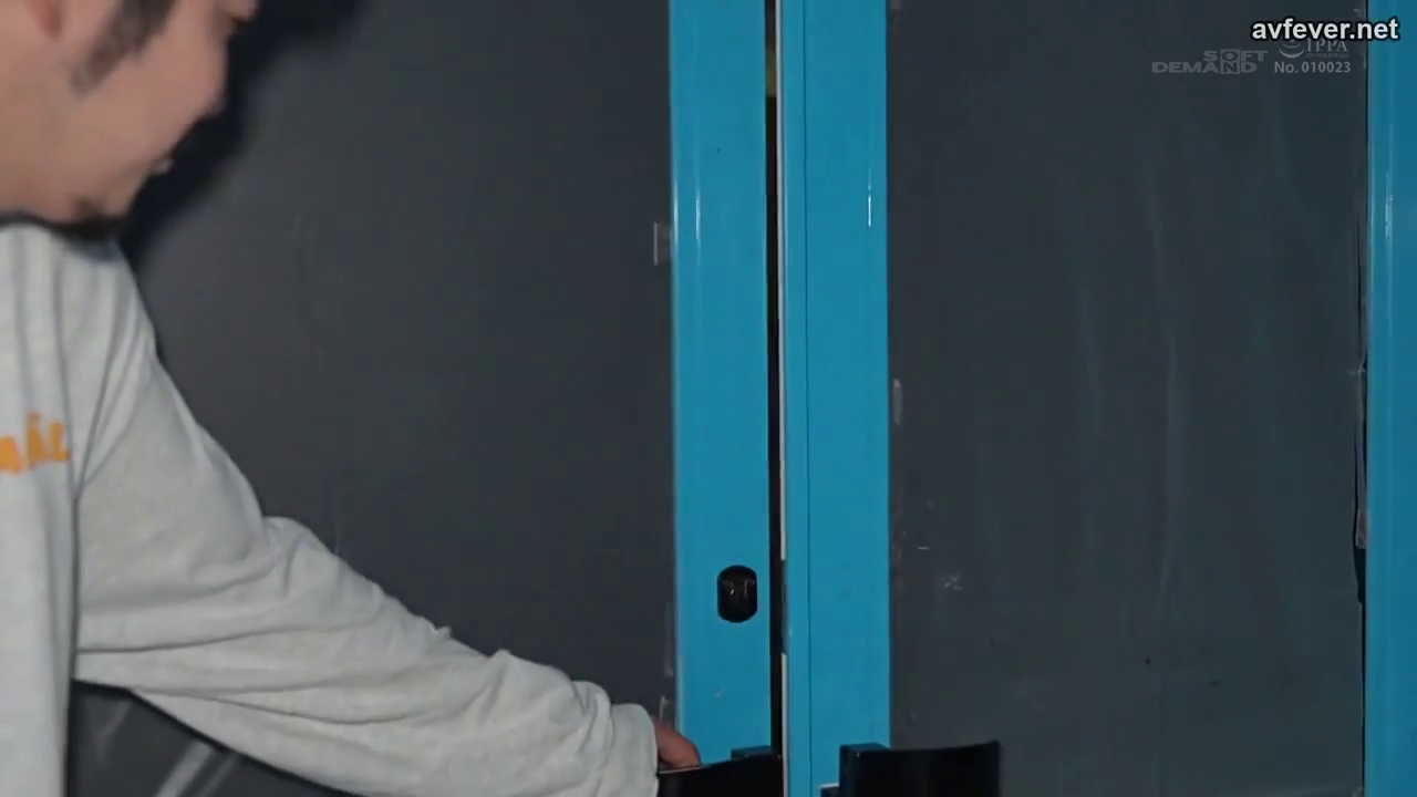 开门 · 微笑 · 手部 · 男性 · 门口 · 侧位 · 白色卫衣 · 门把手