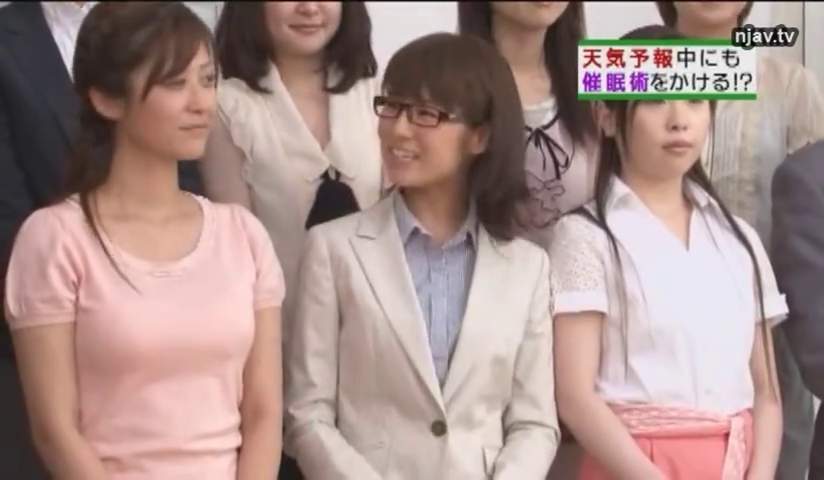 站立 · 职业装 · 中景 · 职场 · 演播室 · 黑框眼镜 · 职业微笑 · 集体合影