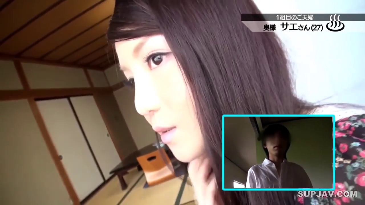 坐姿 · 和室 · 平静 · 榻榻米 · 侧脸特写 · 侧望 · 画中画 · 花纹上衣