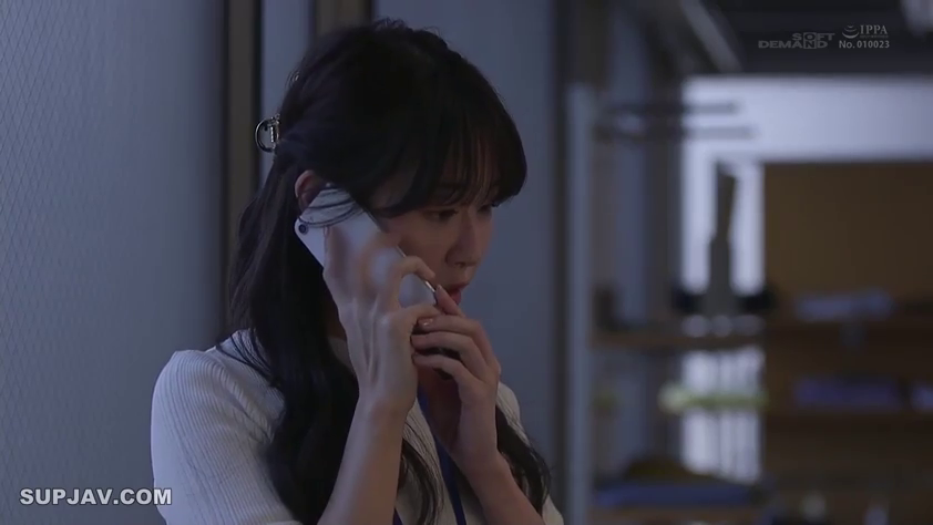 站立 · 手机 · 打电话 · 侧脸特写 · 凝重 · 职场剧情 · 室内走廊 · 白色针织衫