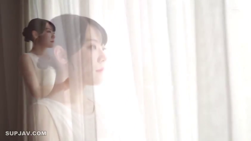 站立 · 中景 · 平静 · 凝視 · 窗帘 · 窗边 · 白いワンピース · 重影效果