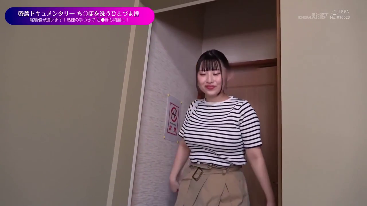 站立 · 中景 · 微笑 · 卡其色半身裙 · 室内门口 · 步行 · 禁烟标牌 · 人妻系列