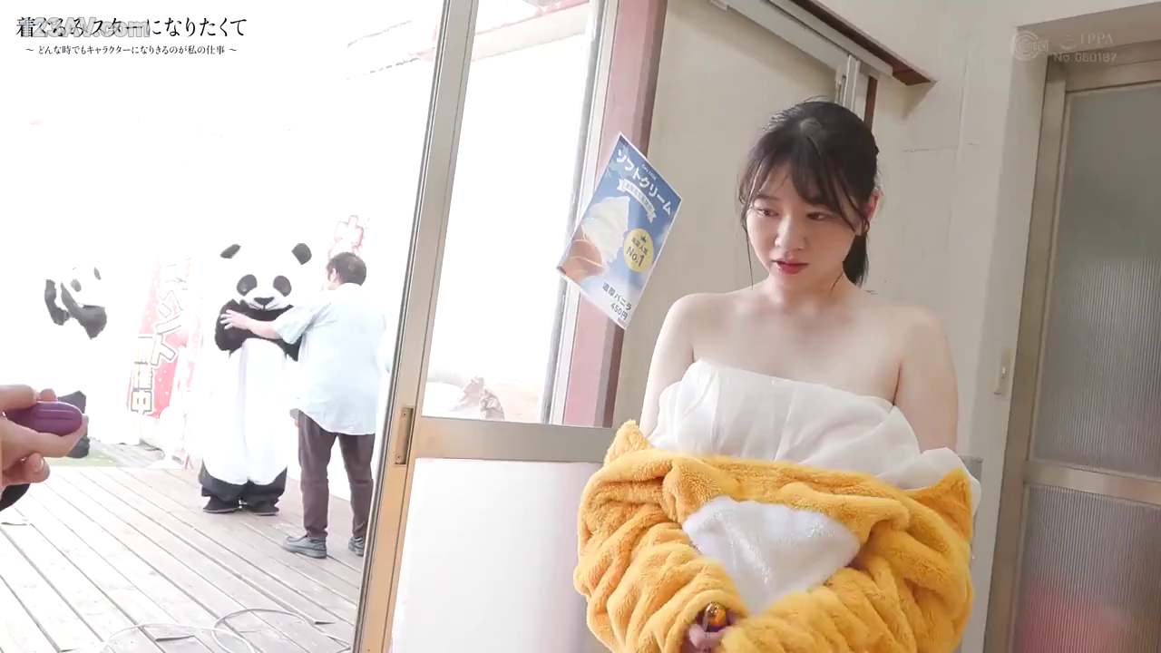 站立 · 中景 · 整理衣物 · 白色抹胸 · 室内窗边 · 紫色道具 · 忧郁无奈 · 背景路人