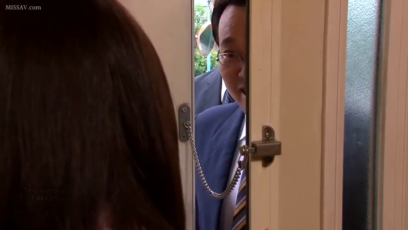 脸部 · 站立 · 好奇 · 西裝 · 門口 · 窥视 · 门链