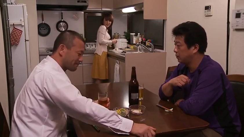 坐姿 · 中景 · 黄色裙子 · 自然 · 杯子 · 厨房餐厅 · 日常生活 · 喝酒交谈