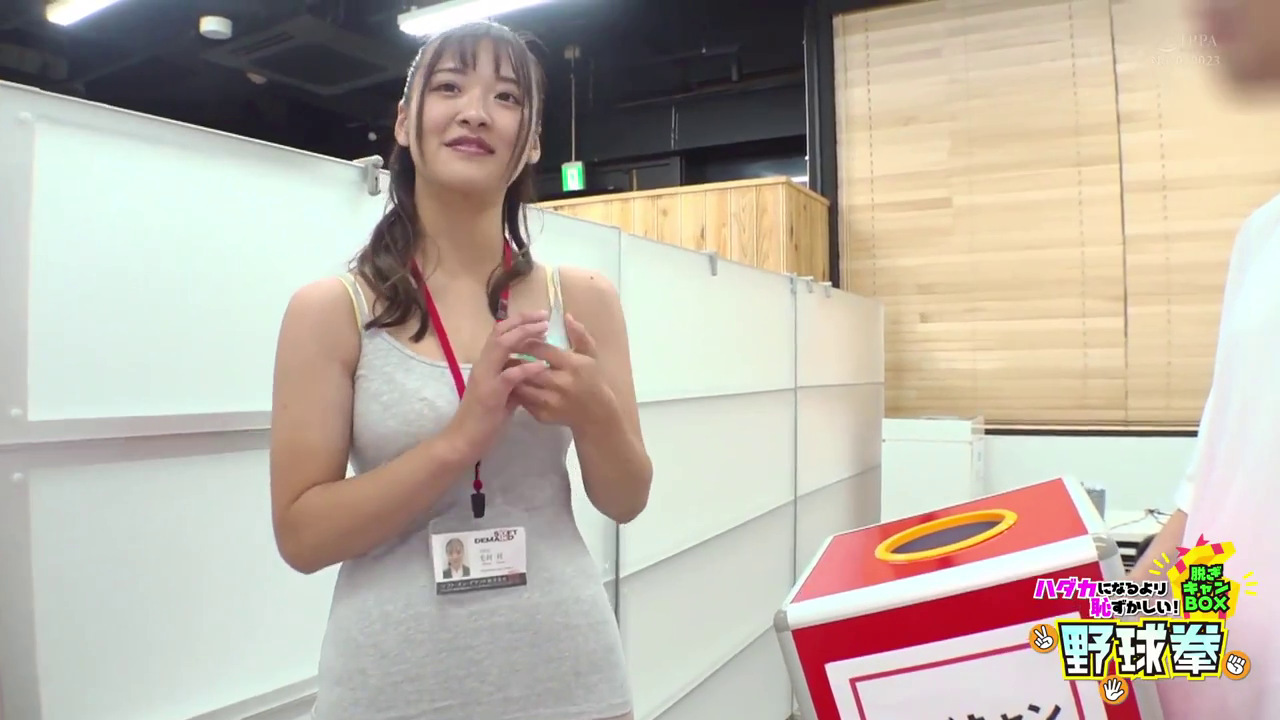 站立 · 自然笑容 · 互动交流 · 综艺现场 · 灰色吊带背心 · 中景半身 · 抽奖箱 · 室内活动场