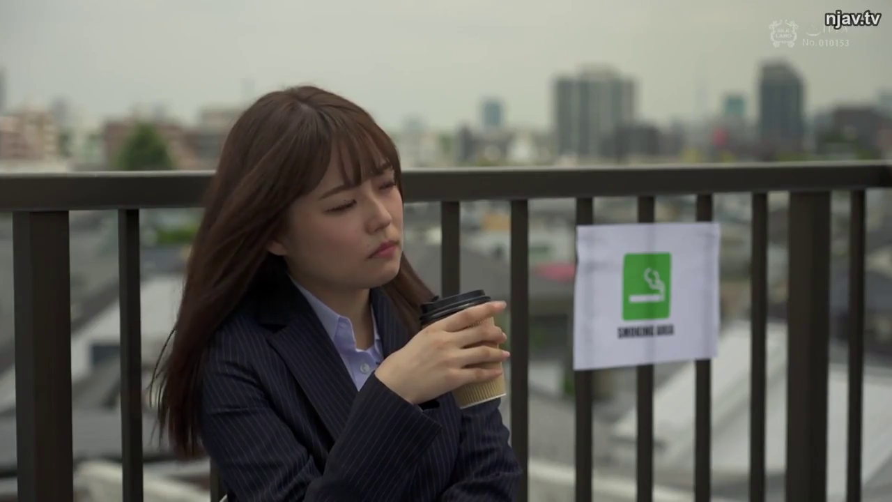 坐姿 · 忧郁 · 脸部 · 职业西装 · 咖啡杯 · 生活化 · 天台 · 喝咖啡