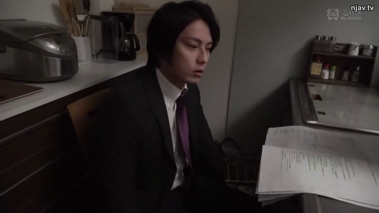 坐姿 · 沉思 · 忧郁 · 脸部 · 昏暗灯光 · 厨房 · 西装 · 文件