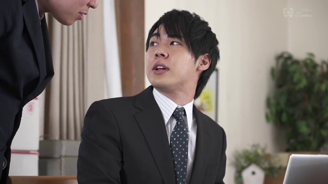 坐姿 · 办公室 · 半身 · 笔记本电脑 · 谈话 · 西装 · 男优 · 疑惑