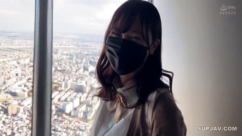 面部 · 站立 · 休闲装 · 凝视 · 口罩 · 观景台 · 含笑 · 高空