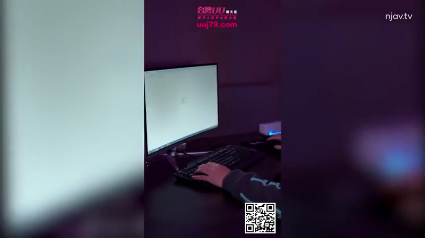 坐姿 · 操作电脑 · 显示器 · 手部特寫 · 长袖卫衣 · 昏暗环境 · 电脑桌前