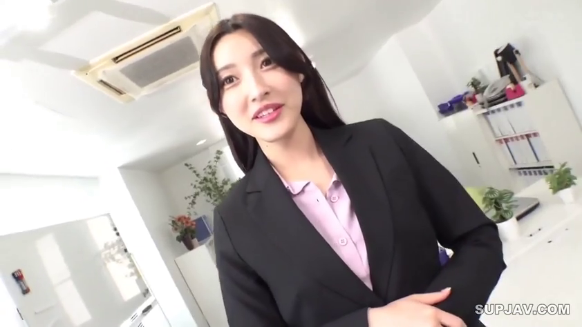 办公室 · 站姿 · 微笑 · 面对镜头 · 半身 · 职业装 · OL