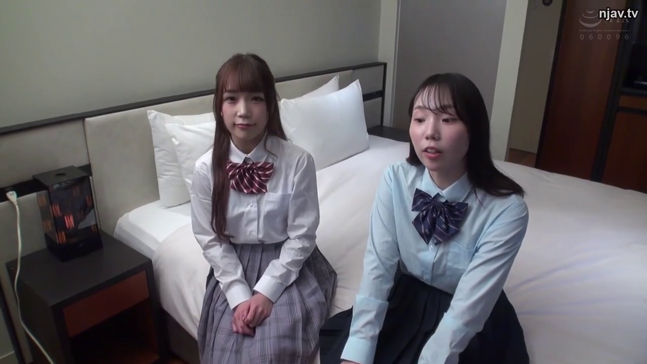 坐姿 · 校服 · 卧室 · 枕头 · 自然 · 双人 · 注视镜头