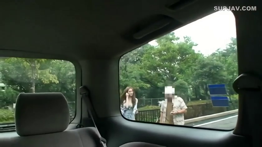 交谈 · 自然 · 偷窺視角 · 遠景 · 休闲衬衫 · 汽車 · 户外街道 · 走路