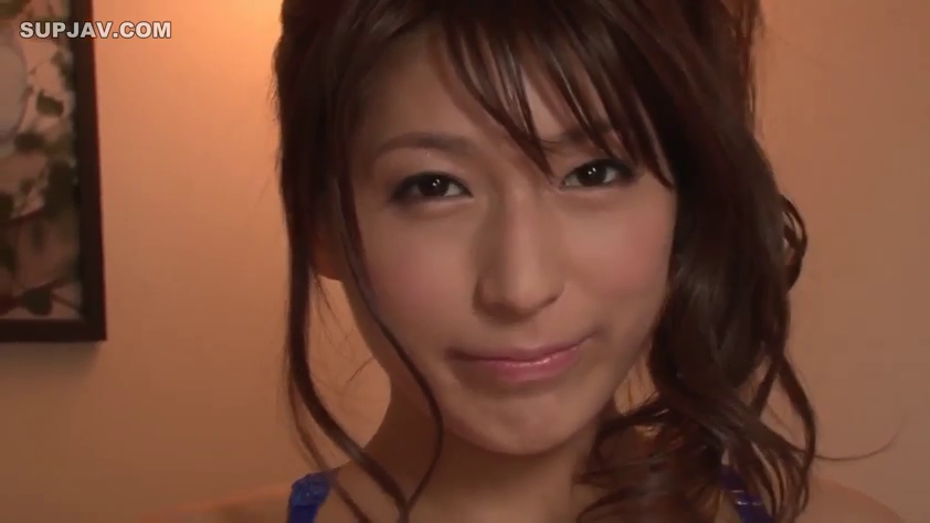 室内 · 单人 · 微笑 · 面部特写 · 内衣 · 注视镜头 · 正面姿势