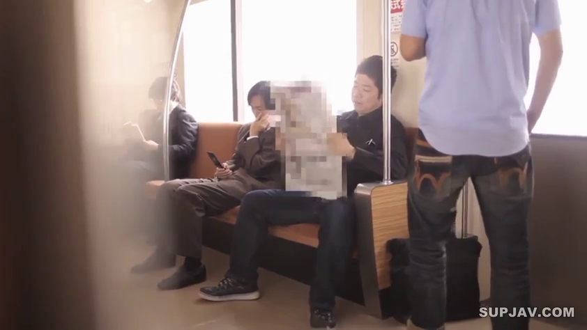 坐姿 · 全景 · 平静 · 报纸 · 地铁 · 休闲服 · 公共场所 · 看报