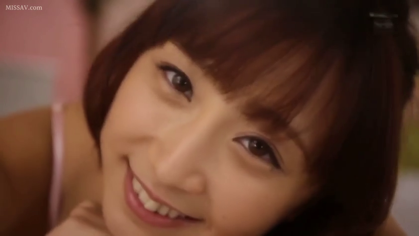 室内 · 脸部特写 · 微笑 · 对视 · 亚洲女性 · 侧卧 · 粉色吊带