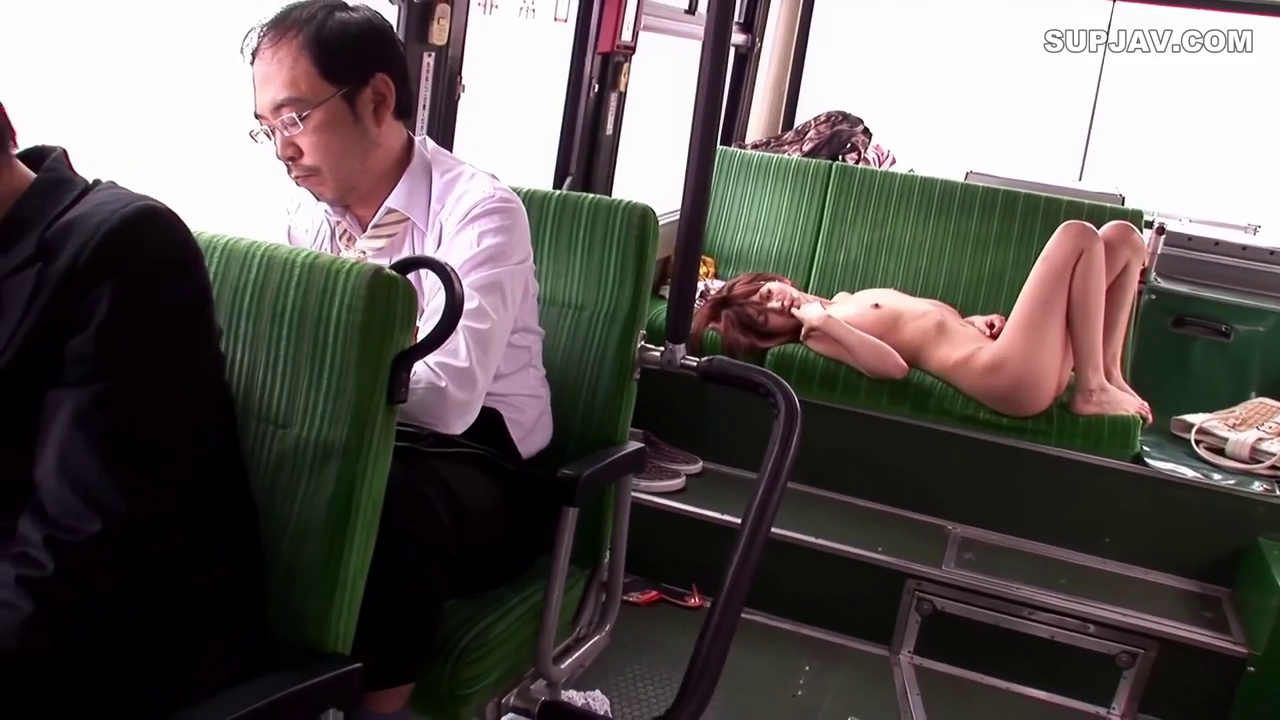 全裸 · バス · 痴汉题材 · 全景特写 · 侧卧姿势 · 公共暴露行为 · 淡定表情 · 公交座椅