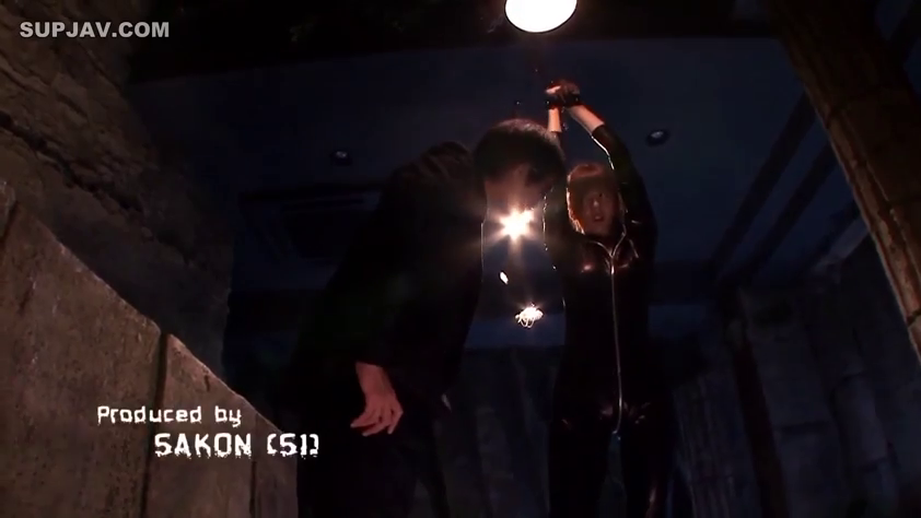 全景 · 暗室 · 捆绑 · BDSM · 手铐 · Blur · 黑色紧身胶衣 · 被吊起